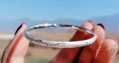 银手镯戴左手好还是右手好，戴配银手镯的讲究