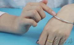 银手镯戴左手还是右手，正确银手镯的戴法